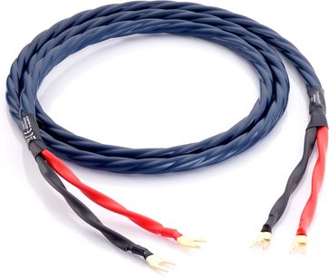 Reproduktorový kabel Inakustik Speaker 425, modře zkroucený v plastovém plášti, pohled shora, konce s pozlacenými vidličkami označenými červenou a černou barvou