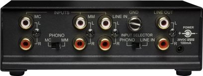 Preamplificador de fono NAD PP4 negro, vista trasera, conectores RCA de fono y línea, selector de entrada, toma de tierra, interruptor