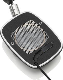 Bowers & Wilkins P5 S2 åben hovedtelefon, set ovenfra, cirkulær perforeret metalrist på sort ørepude