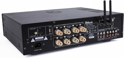 Visiškai integruota hi-fi sistema Block CVR-200, matinės juodos spalvos metalinis korpusas, įstrižinis galinis vaizdas, auksu dengti garsiakalbių gnybtai, dviguba „Wi-Fi“ antena, RCA, HDMI ir USB jungtys