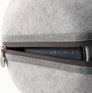 DEVIALET COCOON - MANIA gri taşıma kılıfı, fermuar ve matelasse kumaşın yakın çekimi