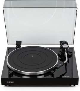 Gramofonová deska Thorens TD 204 A v černém laku, pohled shora, otevřené víko, rameno s přenoskou