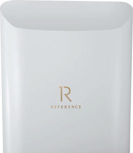 Altavoz de columna Canton Reference 5 blanco mate, vista cercana de la parte superior con borde redondeado y logotipo dorado Reference