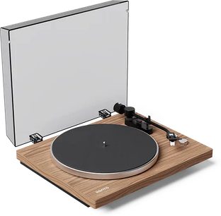 Gramofon Kanto OBI3 G2 v orehovi izvedbi, črn krožnik in dvignjen prozoren pokrov, pogled iz treh četrtin