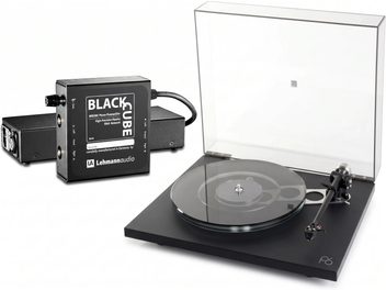 Schwarzer Rega P6 Plattenspieler mit geöffneter transparenter Abdeckhaube und Lehmann Audio Black Cube Phono-Vorverstärker