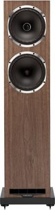 Fyne Audio F501S gulvhøjttaler i valnøddetræ, set forfra, to sorte enheder, frontport, sort sokkel på spikes