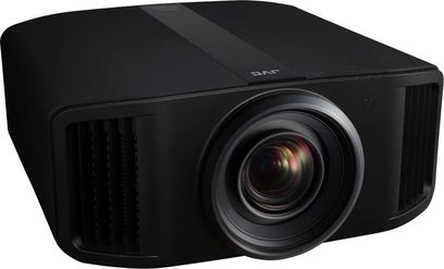 Videoproiector JVC DLA-NZ900 negru, vedere din trei sferturi din față, obiectiv central, grilaje de ventilație laterale