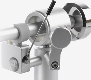 Harjatun alumiinin ClearAudio Satisfy Kardan vinyylisovittimen varsi, lähikuva sivulta valkoisella taustalla