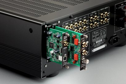 Integrierter Hi-Fi-Stereo-Verstärker E-380, Rückansicht, vergoldete Anschlüsse, grüne Leiterplatten, schwarzes Gehäuse, flache Oberfläche