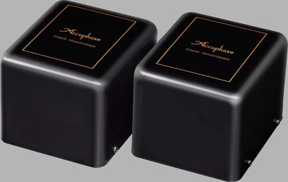 Accuphase C-2300 sztereó előerősítő, felülről nézve, két fekete, kocka alakú, lekerekített sarokú ház, arany színű felirat
