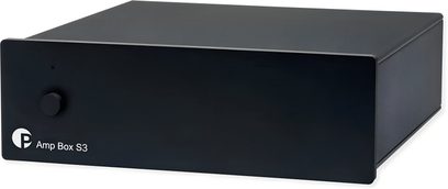 Sade ön panele ve ön sol tarafta düğmeye sahip, üç çeyrek açıdan görülen siyah Pro-Ject Amp Box S3 hi-fi amplifikatör