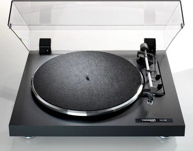 Sort Thorens TD 158 pladespiller, set forfra i et gennemsigtigt kabinet med tonearmen synlig