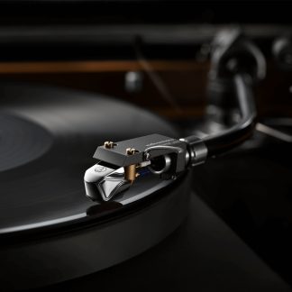 Audio-Technica pickup på sort pladespillerarm set i nærbillede fra siden