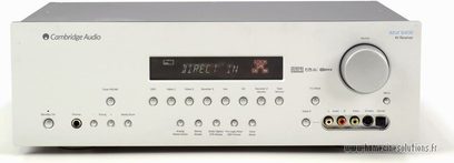 Cambridge Audio 640R sølvfarvet hjemmebiograf-forstærker, frontpanel med display, knapper og stik på forsiden