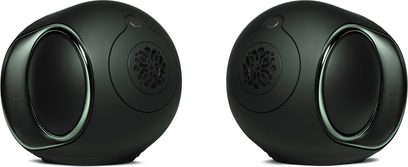 Dva zvočnika DEVIALET Phantom Ultimate 98 dB Deep Forest, matirana sintetična ohišja, stranske membrane, pogled od tri četrtine
