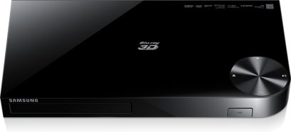 Samsung BD-F6500 sort 4K Blu-ray-afspiller, set forfra i let nedadgående vinkel, blank front med 3D-logo, knap og skuffe