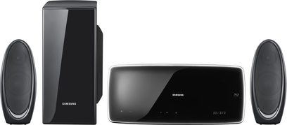 Samsung HT-BD6200R hjemmebiografsystem bestående af en basrefleksboks, to højttalertårne og en central soundbar, set forfra