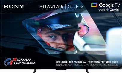 Televisore Sony BRAVIA 6 OLED che mostra un pilota di Gran Turismo, vista frontale su piedini neri