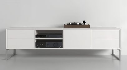 TV stolek Clic Classic Series Model 242 v matné bílé dřevěné úpravě, kovové nohy, centrální přihrádky a úložné prostory, pohled zepředu