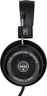 Primer plano del auricular derecho de los auriculares abiertos con cable Grado SR60x, negro, plástico, almohadilla de espuma, rejilla tipo panal