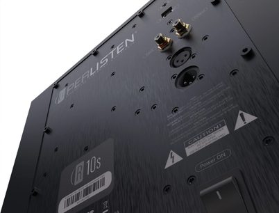 Zijde van de Perlisten R10s subwoofer in geborsteld zwart metaal, RCA-ingangs-/uitgangsaansluitingen, XLR-poorten, schakelaar