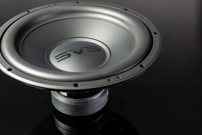 Reproduktor SVS SB-1000 PRO v černém popelu, detailní pohled zepředu, kruhová kovová membrána, centrální logo