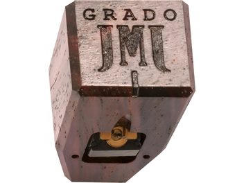 Gramofónová prenoska Grado Aeon3, skosené hnedé drevené telo, pohľad zospodu, otvor so zlatou vložkou, gravírovanie GRADO JMI