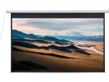 Écran de projection motorisé Projeo Motion HD 106 blanc déroulé avec bord noir et image de paysage panoramique