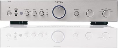 Rotel RA-06 hi-fi stereoanlegg, sølvfarget frontpanel, svarte knapper og kontakter, blått display, forfra