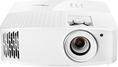 Optoma UHD42 hvid videoprojektor set forfra, med linse, sideventilationsriste og justeringsknap på toppen