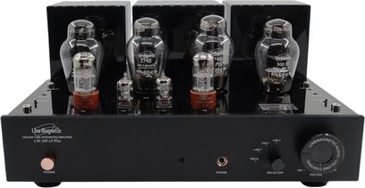 Line Magnetic LM-300IA sort integreret stereo rørforstærker, sort mat metalchassis og lakeret top med synlige glasrør, tre transformatorhætter bagpå, kobberfarvet power-knap, stor volumenkontrol, vælger og hovedtelefonudgang på fronten, set forfra