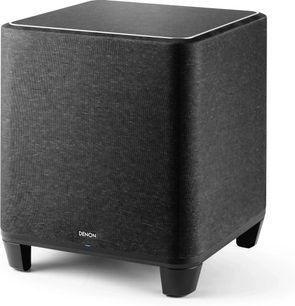 Subwoofer Denon Home Subwoofer černý, pohled zepředu, krychlový tvar, tmavě šedá tkanina, černá základna, modré logo