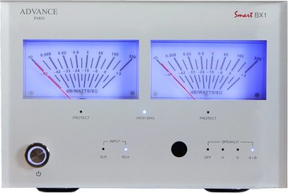 „Advance Paris BX1" galios stiprintuvas, baltos spalvos. Priekinėje dalyje yra 2 VU metrai, rankenėlės, jungiklis ir lizdai