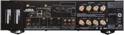 Tylna część czarnego, metalowego zintegrowanego stereofonicznego wzmacniacza hi-fi NAD M33v2, prostokątna obudowa z pozłacanymi zaciskami głośnikowymi, złączami XLR i RCA, portami Ethernet, HDMI, USB oraz gniazdem zasilania