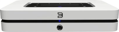 Bluesound NODE netwerk-audiospeler wit 2025, vooraanzicht, rechthoekige vorm, zwarte bovenkant, centrale connector
