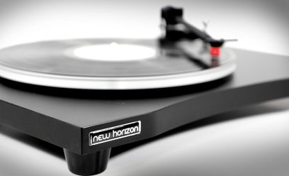 New Horizon 129 sort pladespiller, tæt ovenfra-billede af tallerkenen og tonearmen med rød pickup