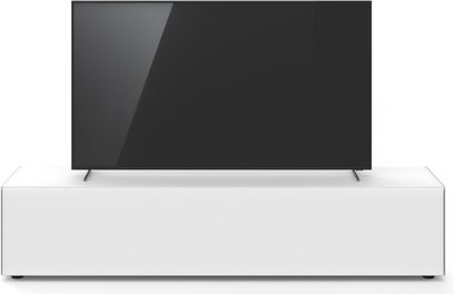 Hvidt Alpha JSA2040 TV-møbel fra Just By Spectral, lavt og langt, med en stor sort TV-skærm placeret ovenpå