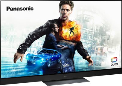 Panasonic TX-55HZ2000E OLED-tv der viser en mand foran en blå brændende bil og bygninger i baggrunden