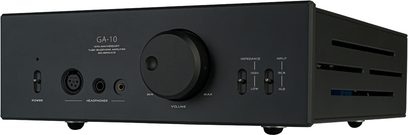 Preamplificatore per cuffie Hifiman GA-10, vista frontale, chassis rettangolare nero, pulsante centrale circolare, connettori e interruttori visibili