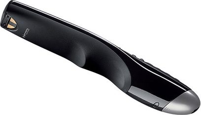 Juoda Logitech Harmony One+ universali nuotolinio valdymo pultą, profilio vaizdas, priekinė įlenkta dalis su ekranu ir mygtukais