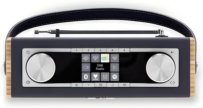 Přenosné rádio Roberts Rambler Max v tmavě modré barvě, pohled shora, obdélníkový kryt potažený syntetickou tmavě modrou kůží s bočními panely ze světlého dřeva, klenutá prošitá rukojeť, centrální barevný displej obklopený dvěma velkými kovovými ovládacími koly