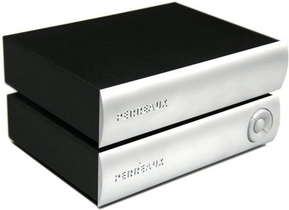 To stablede Perreaux Silhouette SXCD CD-afspillere i børstet aluminium og sort, set forfra i nærbillede