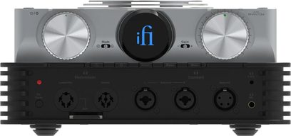 Preamplificator pentru căști iFi Audio iCAN PHANTOM 1.5 văzut din față, cu panou frontal gri și negru, două butoane rotative mari și mai multe mufe