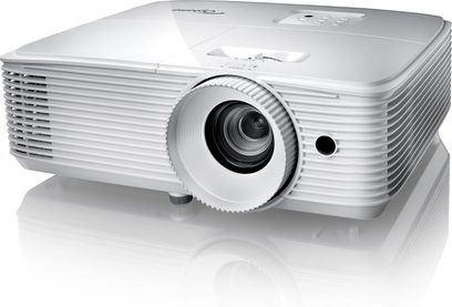 Optoma HD27e hvid projektor, set forfra og let fra siden, objektivet er decentralt placeret, ventilationsriste på siderne