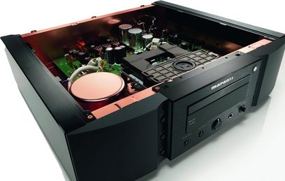 Marantz SA KI Pearl CD-afspiller, set forfra i et skråt perspektiv med låget åbent, der viser de indre komponenter og afspillerens mekanik