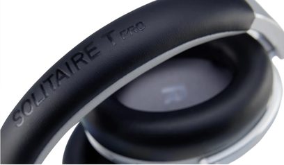Svart T+A Solitaire T PRO hi-fi-hodetelefon, nærbilde av den polstrede hodebøylen og øreputen med sølvfargede kanter