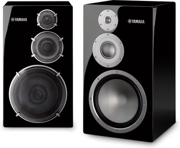 Duas caixas de prateleira Yamaha NS-5000 em preto lacado, frente brilhante, uma sem cobertura e a outra com grelhas metálicas na frente