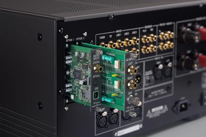 Amplificador integrado hi-fi Accuphase E-800S en metal negro, vista trasera oblicua, módulos DAC-60 y AD-60 extraídos, conectores RCA y XLR