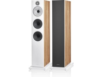 Dos altavoces de columna Bowers & Wilkins 603 S3 en roble claro, con panel frontal blanco, tweeter plateado y altavoces negros