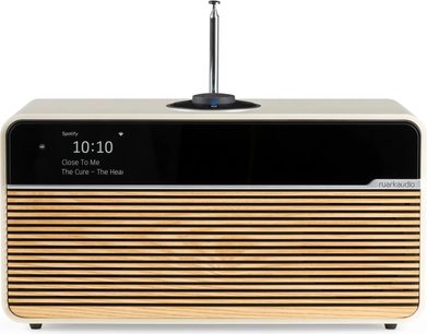 Ruark Audio R2 mk4 beige smart-højttaler, front med trælister, sort skærm og teleskopantenne